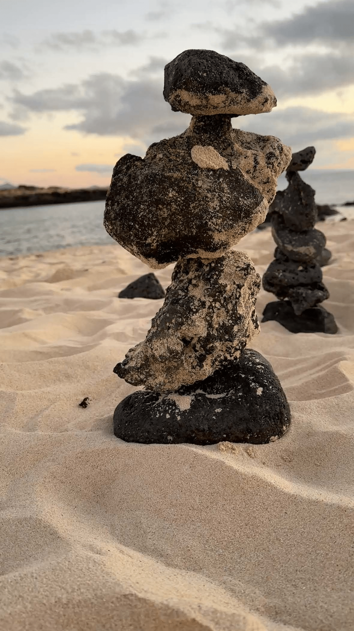Ein Turm aus kleinen Felsen im Sand