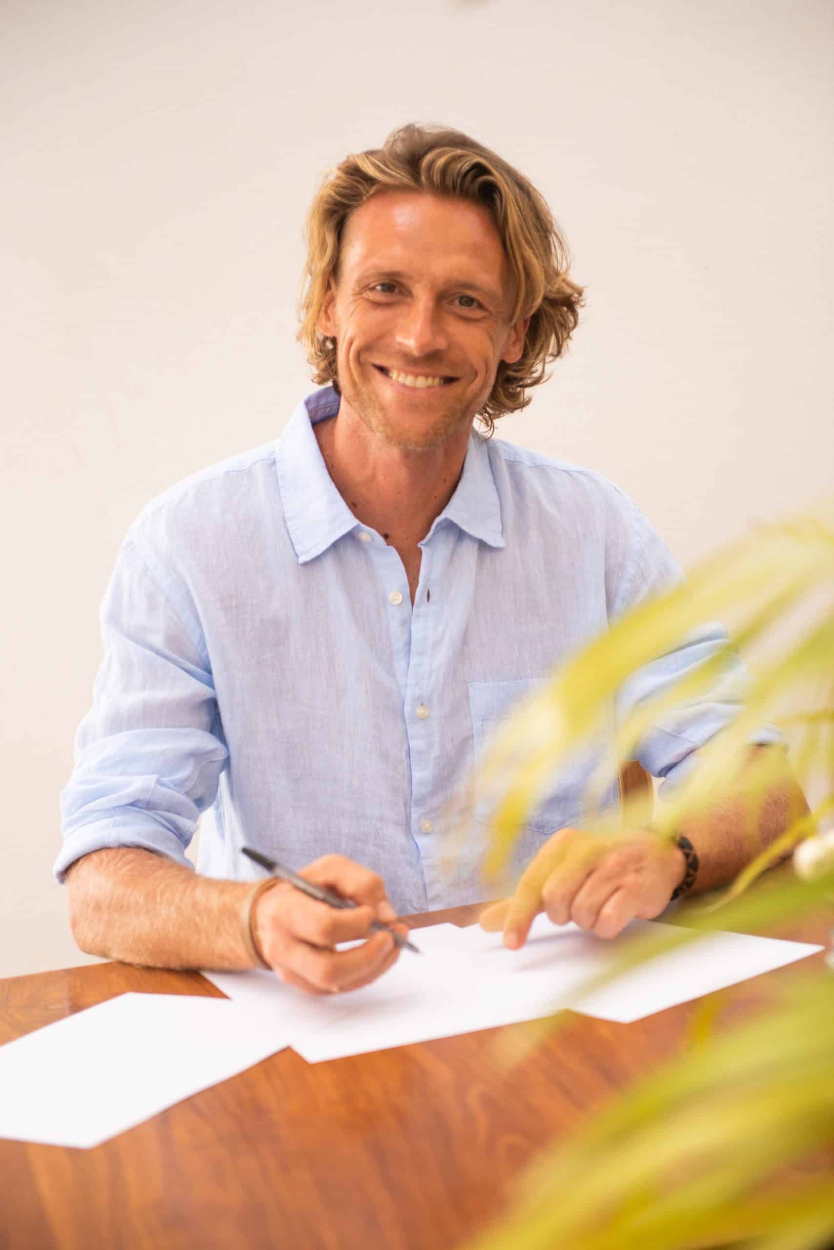 Andreas von NUANU an seinem Schreibtisch