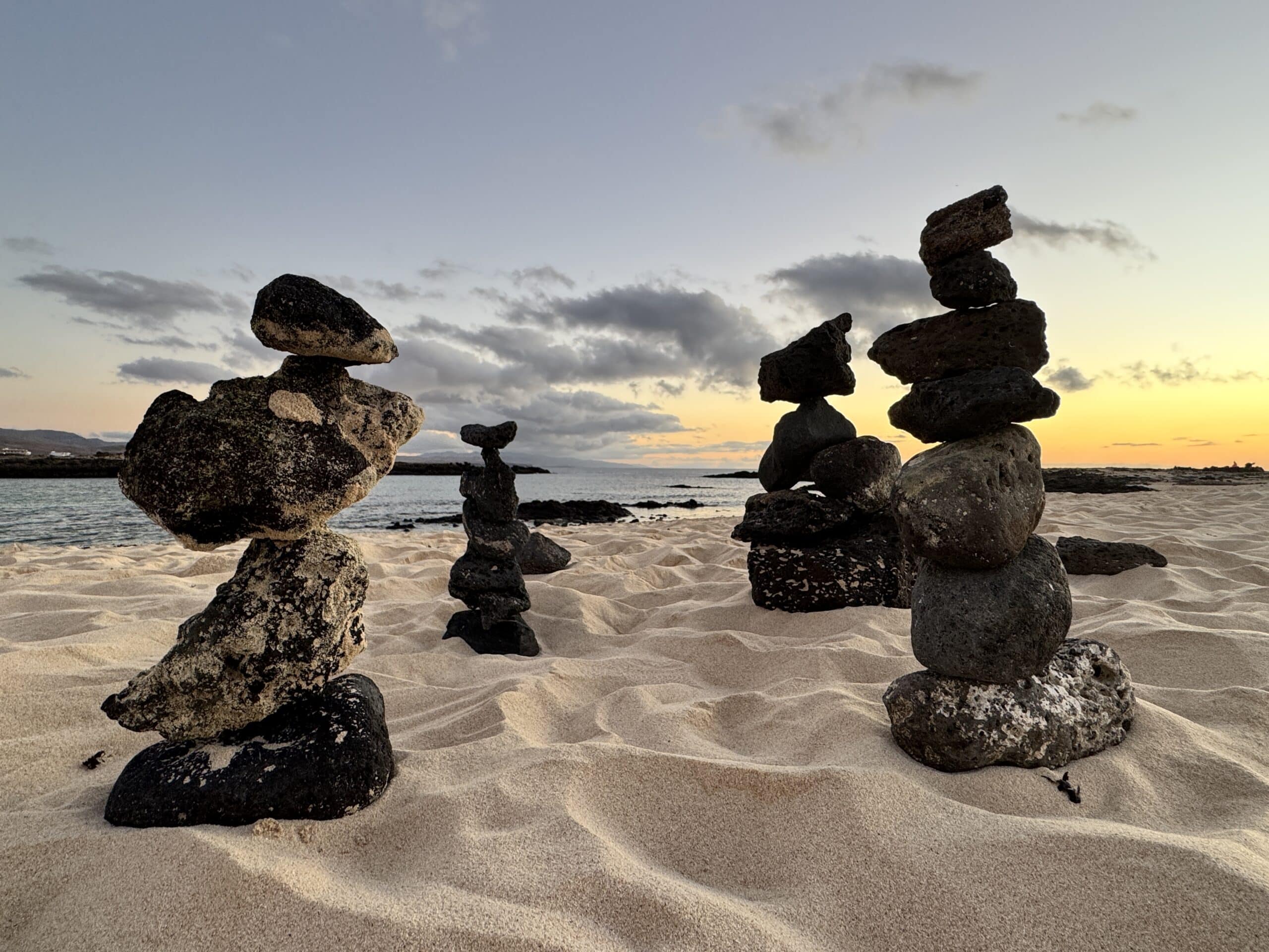 Gestapelte Steine am Strand
